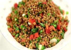 طريقة عمل سلطة العدس البني بالجرجير للرجيم