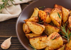 طريقة عمل بطاطس مشوية مع جبن البارميزان والأعشاب