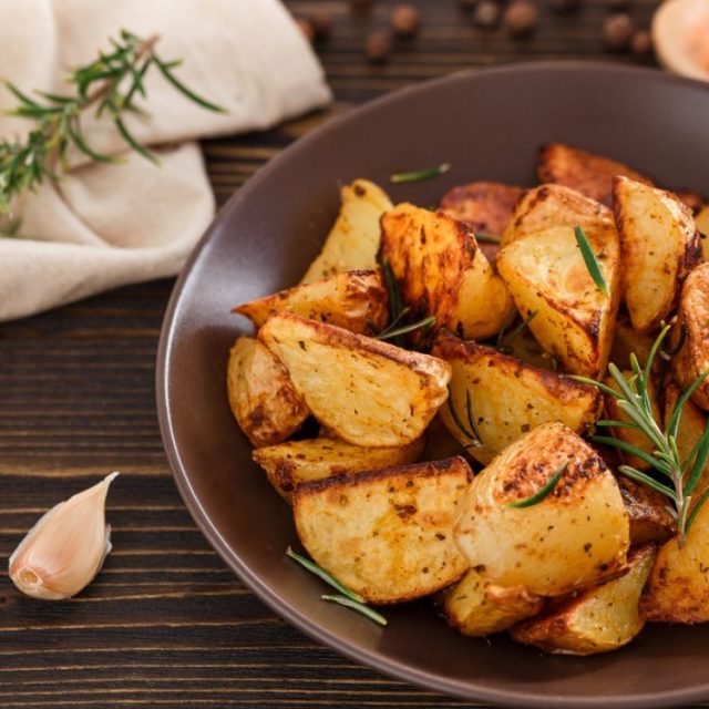 طريقة عمل بطاطس مشوية مع جبن البارميزان والأعشاب