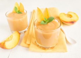 طريقة عمل سموثى الخوخ و البرتقال السهل