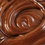 طريقة عمل صوص الشوكولاتة لتزيين الكيك والحلويات