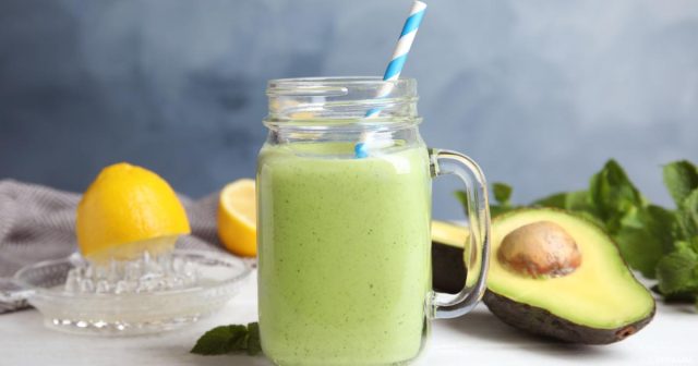 طريقة ععل سموذي الأفوكادو بالحليب