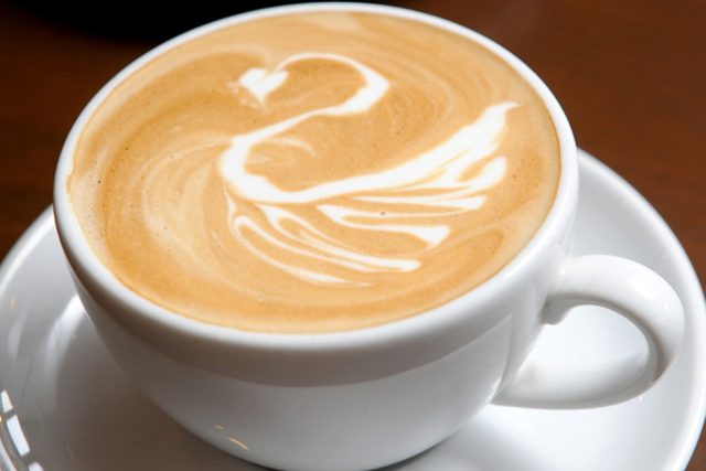 طريقة القهوة الفرنسية بالحليب مثل المقاهي