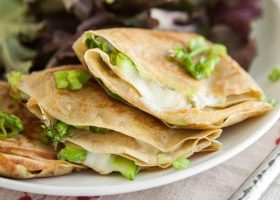 طريقة عمل الكريب بالجبن الرومي