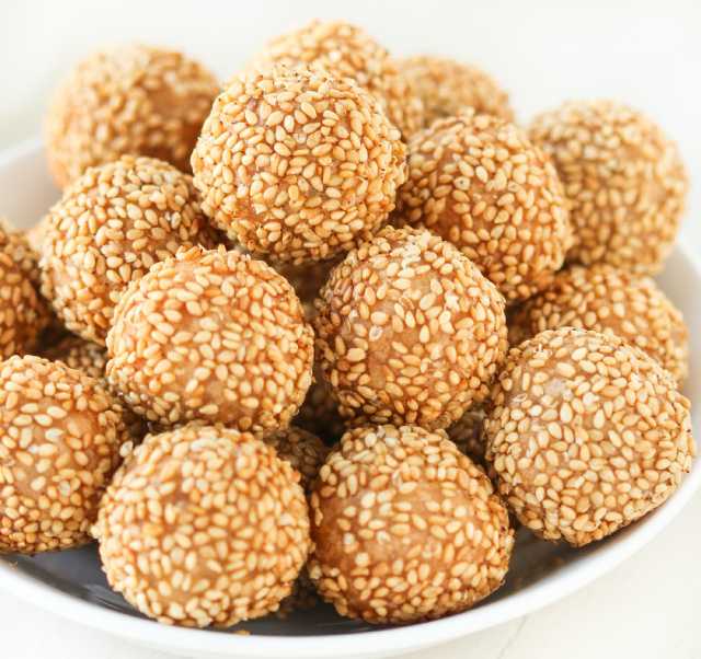 طريقة عمل كرات السمسم بالدبس