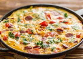 طريقة عمل عجة بالسجق