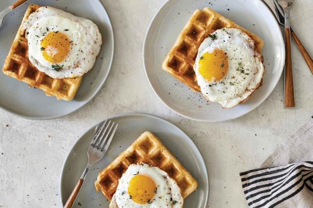 طريقة عمل ساندويش الوافل بالبيض