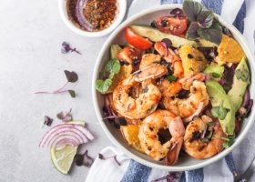 طريقة عمل سلطة الشرمب بالحمضيات