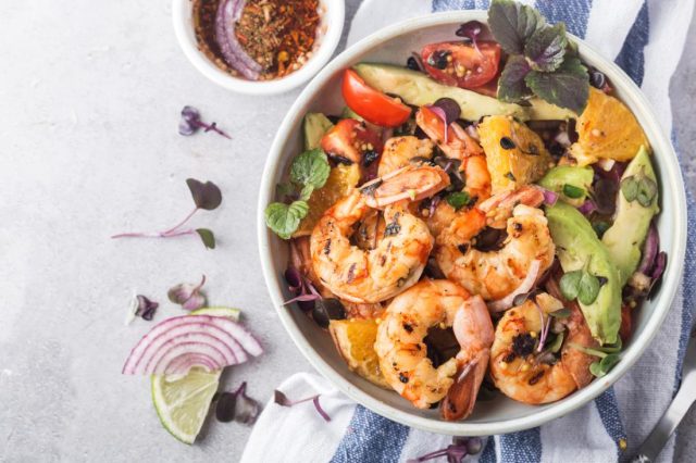 طريقة عمل سلطة الشرمب بالحمضيات