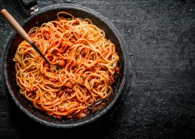 طريقة عمل مكرونة اسباجتي بالصلصة الحمراء
