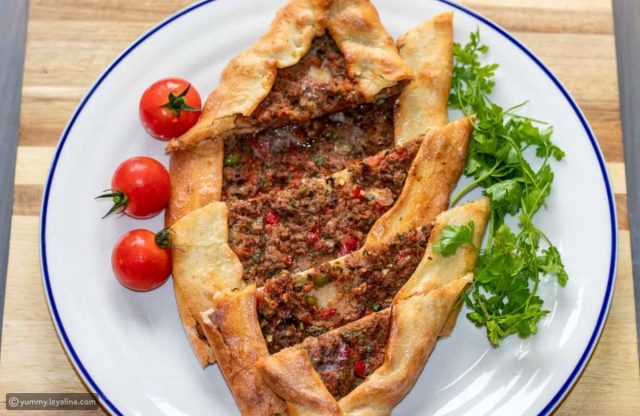 طريقة عمل عيش اللحم الحجازي