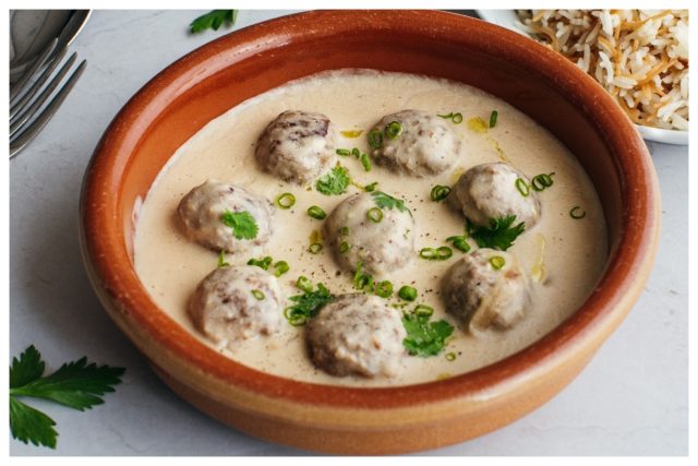 طريقة عمل صينية الكفتة والبطاطس بالطحينة