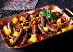 طريقة عمل صينية بطاطس بالسجق