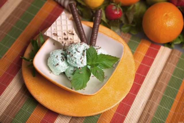 طريقة عمل ايس كريم الاناناس والنعناع