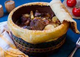 طريقة عمل فخارة اللحم بالعجين