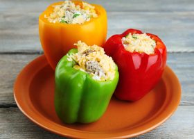 طريقة عمل فلفل أخضر محشي أرز مطهو بالصلصة