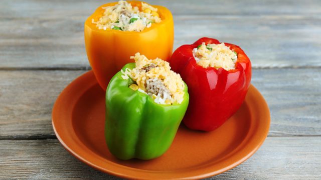 طريقة عمل فلفل أخضر محشي أرز مطهو بالصلصة