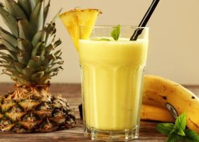 طريقة عمل سموذي الموز بالأناناس