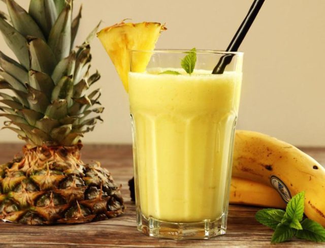 طريقة عمل سموذي الموز بالأناناس