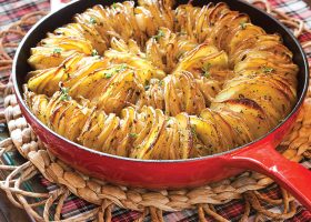 طريقة عمل صينية بطاطس بالزعتر في الفرن مع الثوم