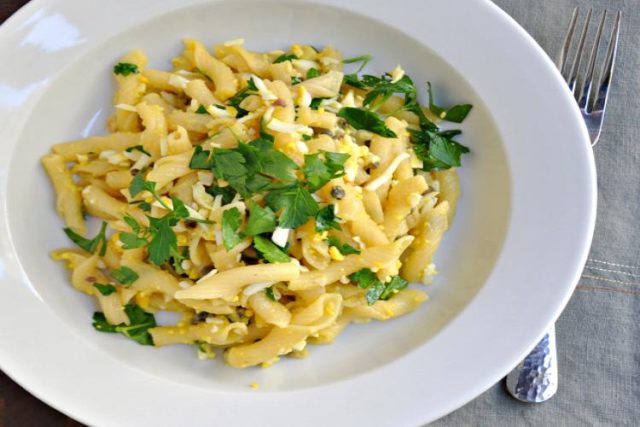 طريقة عمل مكرونة بالبيض المقلي