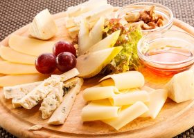 طريقة عمل بلاتر أجبان مع المربى والفواكة