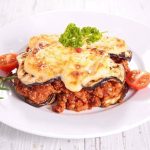 طريقة عمل مسقعة البطاطس بصوص البشاميل