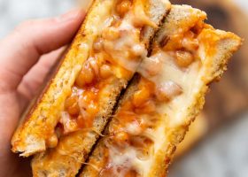 طريقة عمل سندويشات التوست بالفاصوليا