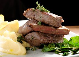 طريقة عمل ستيك لحم مع البطاطس المهروسة