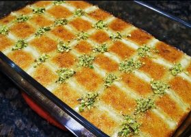 طريقة عمل بسبوسة الكاروهات بالقشطة