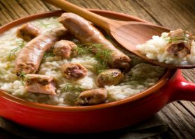 طريقة عمل ارز بالسجق و الكريمة