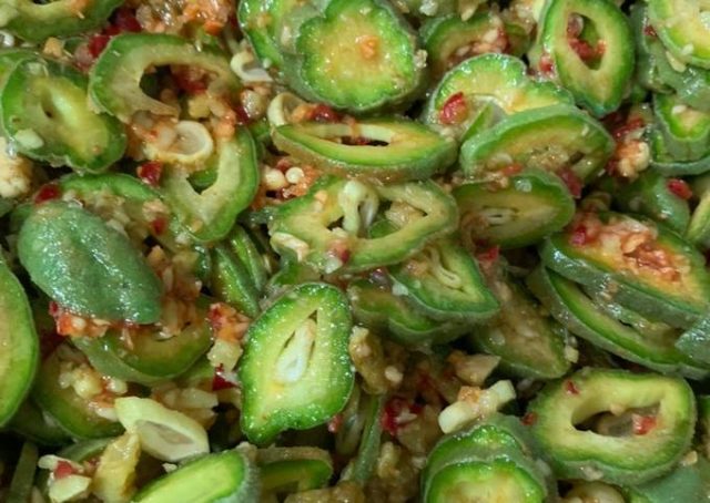 طريقة عمل مكدوس اللوز الأخضر