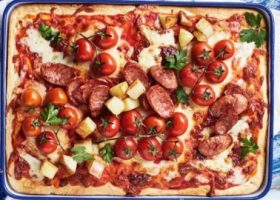 طريقة عمل بيتزا البطاطس بالسجق