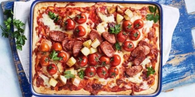 طريقة عمل بيتزا البطاطس بالسجق