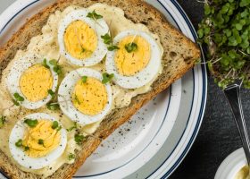 طريقة عمل ساندوتش توست بالبيض المسلوق