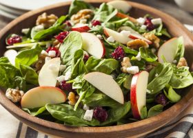 طريقة عمل سلطة جرجير بالتفاح الأخضر وجبن الفيتا