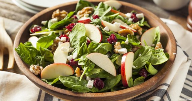 طريقة عمل سلطة جرجير بالتفاح الأخضر وجبن الفيتا