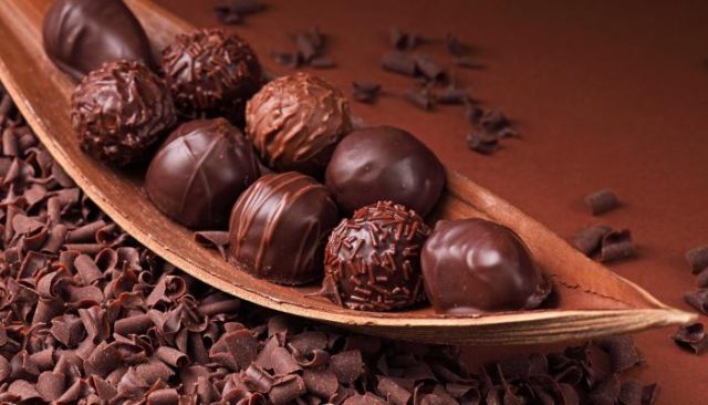 طريقة عمل كرات الحلاوة بالشوكولاتة