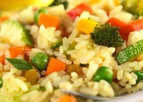 طريقة عمل الأرز البني بالخضار واللحمة المفرومة