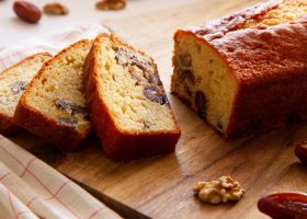 طريقة عمل كيكة التمر بالمشمش والزبيب