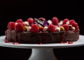 طريقة عمل كيك الشوكولاتة الداكنة بالتوت الأحمر