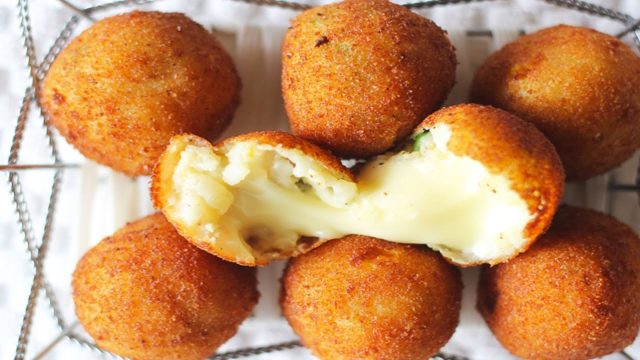 طريقة عمل كرات البطاطس بالجبن القشقوان