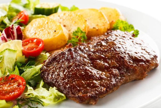 طريقة عمل الستيك مع البطاطس المشوية