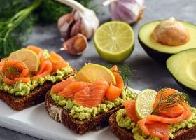 طريقة عمل التوست بالسلمون والأفوكادو