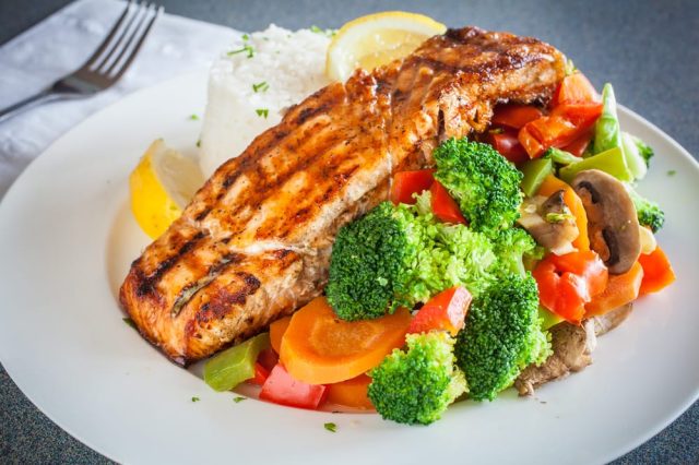 طريقة عمل فيليه السمك بالخضار للرجيم
