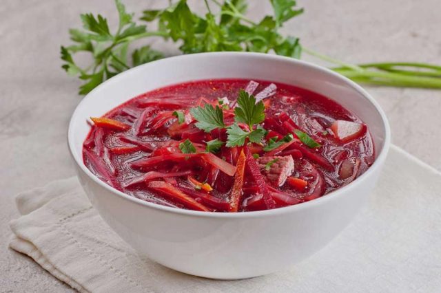 طريقة عمل شوربة الشمندر والجزر والعدس