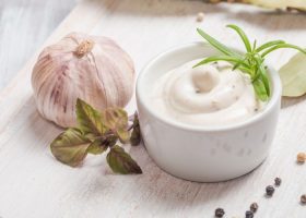 طريقة عمل صوص الثوم الحار