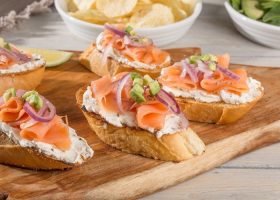 طريقة عمل توست بالسلمون والجبن الكريمي