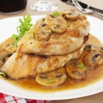 طريقة عمل صدور دجاج بصلصة الفطر