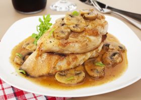 طريقة عمل صدور دجاج بصلصة الفطر